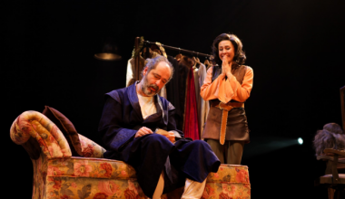 KENDİSİYLE YARIŞAN BİR OYUN; HAKAN CİMENSER REJİSİYLE ‘GİYDİRİCİ’