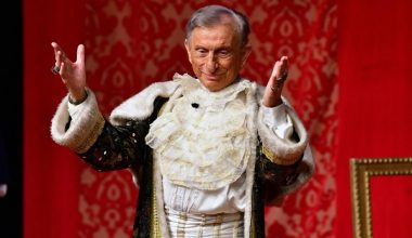 “KİBARLIK BUDALASI” KÜÇÜKÇİFTLİK BAHÇE TİYATROSU’NDA!